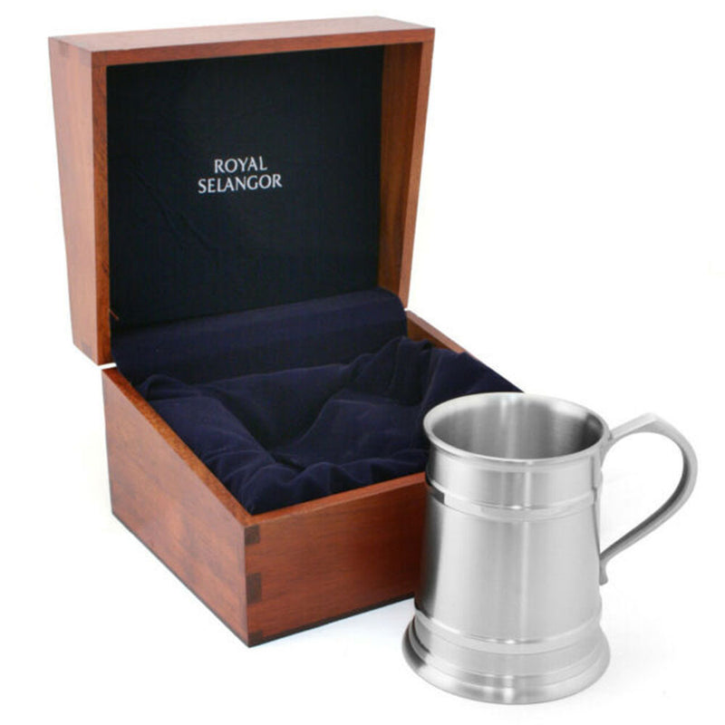 Royal Selangor Tankard, jossa puinen lahjapakkaus